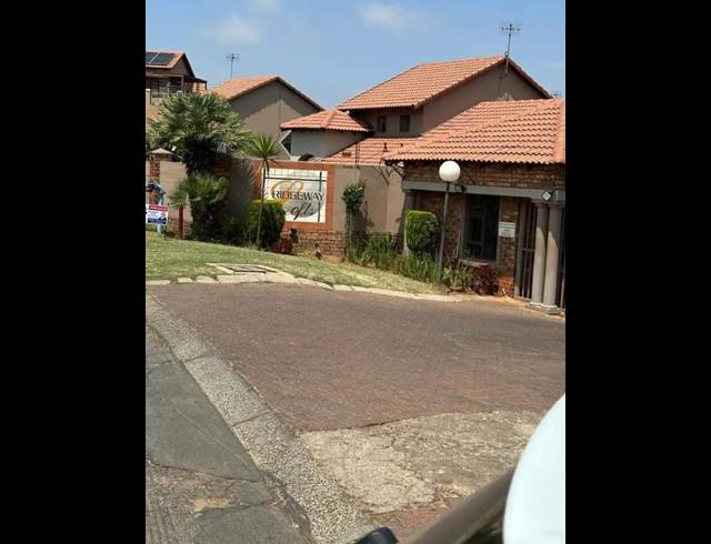 2 BEDROOM TOWNHOUSE FOR SALE IN MONDEOR